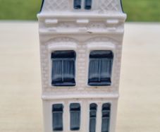 Collector's house made of Delft Blue ceramic, number 71