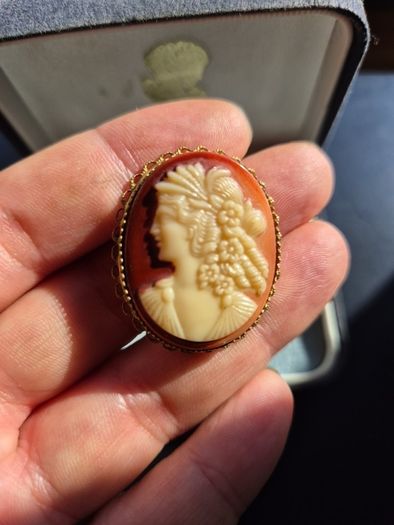 Vintage Cameo Brooch