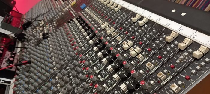 Allen and Heath GS3000 Mixing desk no offers