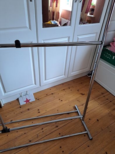 Clothes railing