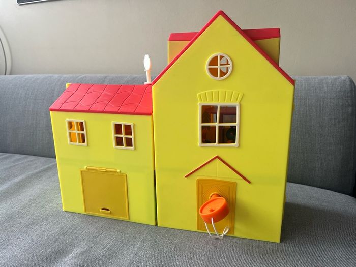 Peppa Pig's Big Family House Playset with Baby Evie like new