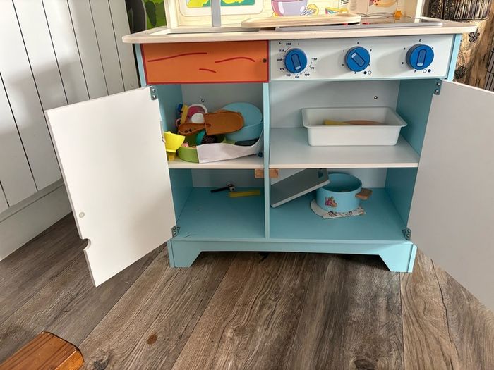 Bluey wooden kitchen FTG