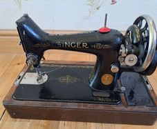 Vintage singer, hand cranked sewing machine 1927