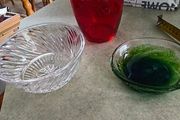 3 DIFFERENT ITMES- 1- Vintage Tangerine Orange Glass Vase. 28.00 euro. 2- Clear cut crystal or pressed glass with a spiral/ribbed optical design.15.00 euro. 3- Small bowl murano style as trinckelt dish or decoertive piece 25.00 euro.