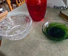3 DIFFERENT ITMES- 1- Vintage Tangerine Orange Glass Vase. 28.00 euro. 2- Clear cut crystal or pressed glass with a spiral/ribbed optical design.15.00 euro. 3- Small bowl murano style as trinckelt dish or decoertive piece 25.00 euro.