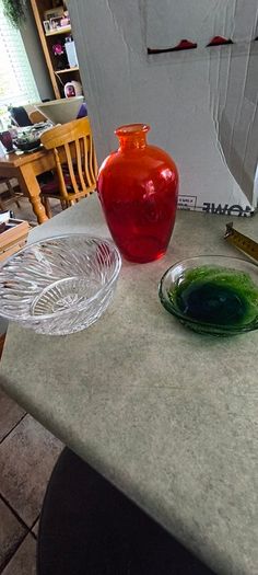 3 DIFFERENT ITMES- 1- Vintage Tangerine Orange Glass Vase. 28.00 euro. 2- Clear cut crystal or pressed glass with a spiral/ribbed optical design.15.00 euro. 3- Small bowl murano style as trinckelt dish or decoertive piece 25.00 euro.