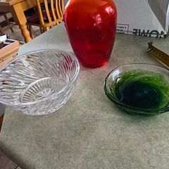 3 DIFFERENT ITMES- 1- Vintage Tangerine Orange Glass Vase. 28.00 euro. 2- Clear cut crystal or pressed glass with a spiral/ribbed optical design.15.00 euro. 3- Small bowl murano style as trinckelt dish or decoertive piece 25.00 euro.