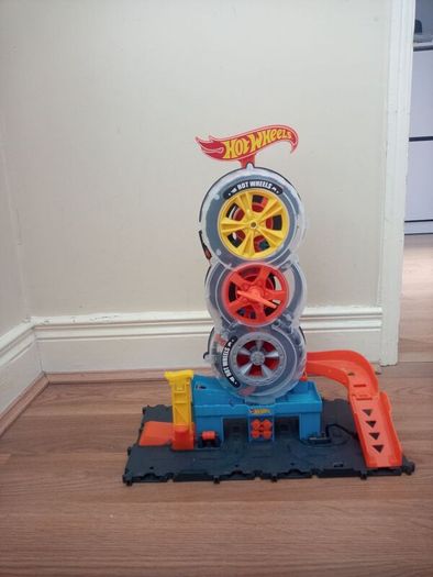 Hot Wheels City super twist tire shop.