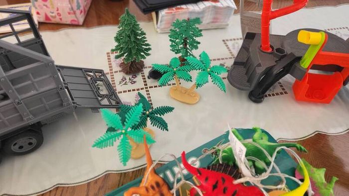 dinosaur truck & dinos