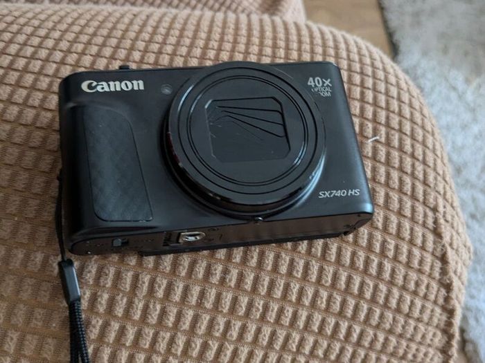 Canon PowerShot SX740 hs