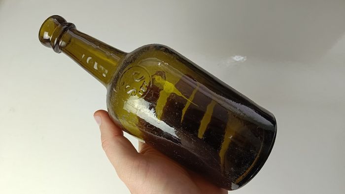 437 - Vintage Saorstat Eireann 1920s Collectible Decorative Bottle