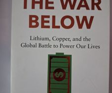 The War Below/ Lithium,Copper & the Global Battle to Power Our Lives/ Ernest Scheyder / 2024