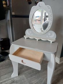 Kids make up table