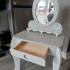 Kids make up table