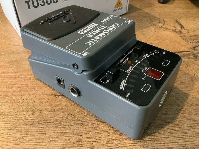 Behringer TU300 Chromatic Tuner pedal box