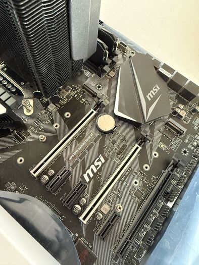 Components / I7-9700k, MSI Z390 Gaming edge AC, 16 Gb DDR4 (2X8)