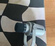 Professional Microphone - Shure MV7 w/ cable & table clamp