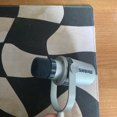 Professional Microphone - Shure MV7 w/ cable & table clamp
