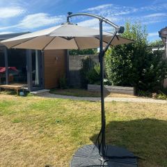 Cantilevered garden umbrella