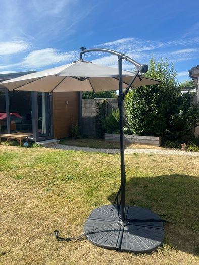 Cantilevered garden umbrella