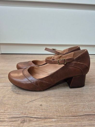 Tan Mary Jane leather shoes