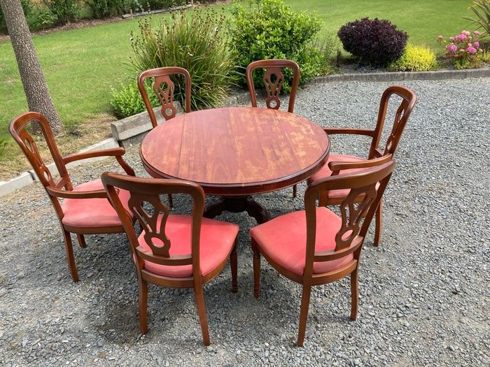Round dining table and 6 chairs