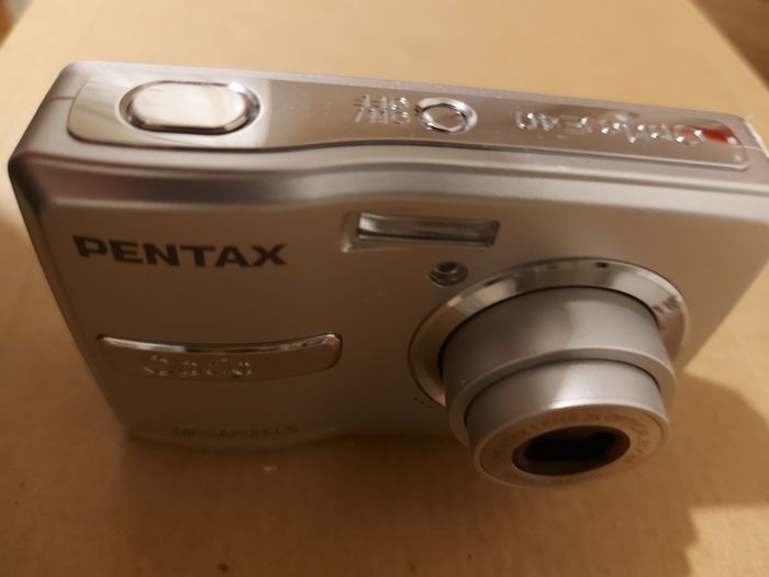 Pentax Optio E40, 8.1 megapixels, Takes 2 AA Batteries, working great and in excellent cosmetic condition