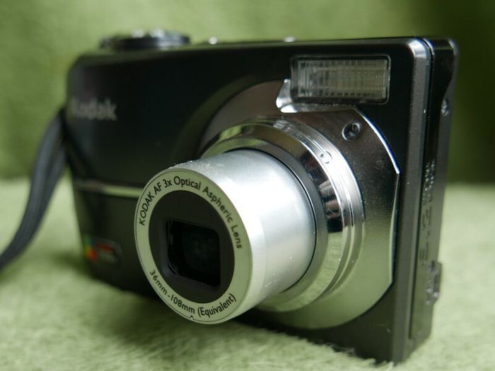 Kodak Easyshare C613 Compact Digital Camera +  SD CARD runs on AA batteries, WORKS WELL