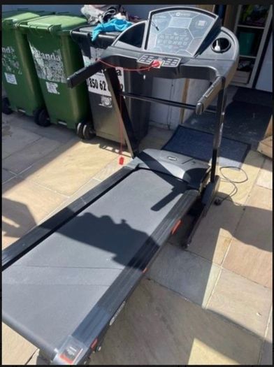 T3000 Large LED display Foldable Motorised Treadmill (with Bluetooth app) with 15 auto incline level Selling a T3000 Foldable
