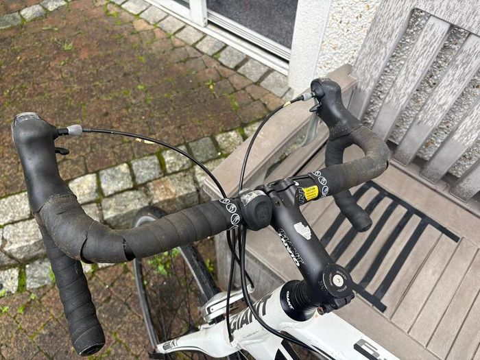 Giant Defy white aluminium road bike
