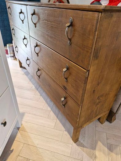 chest of drawers