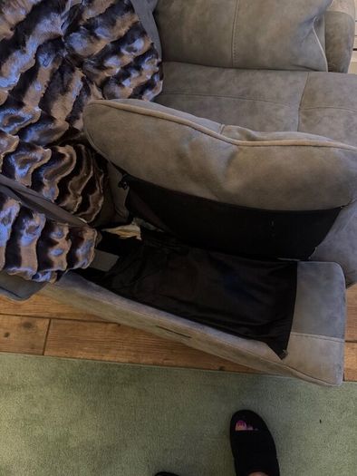Couch and 2 side chairs one electric recliner