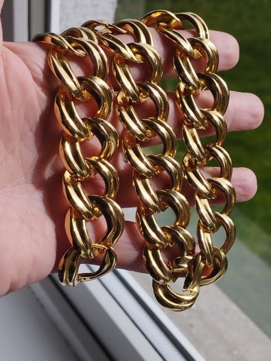 A striking and stylish vintage gold-tone necklace.