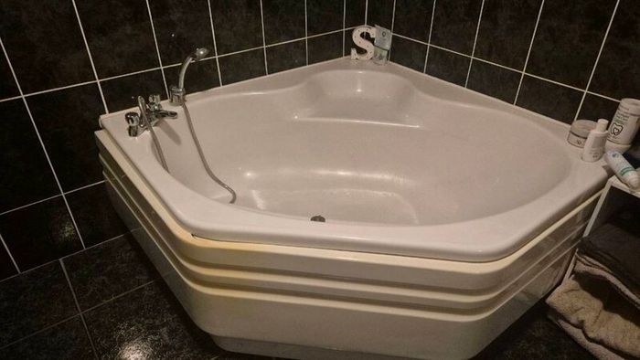 Corner bath