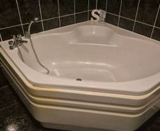 Corner bath