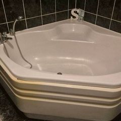 Corner bath