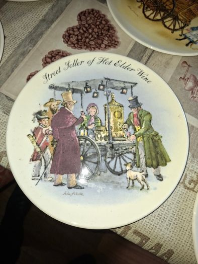 8 Beautiful Old Wedgwood Collectors Decorative Hanging Plates Price is for 1 Postage Available