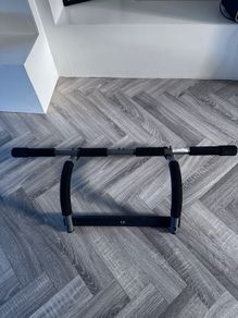 Free pull up bar