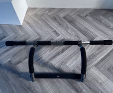 Free pull up bar