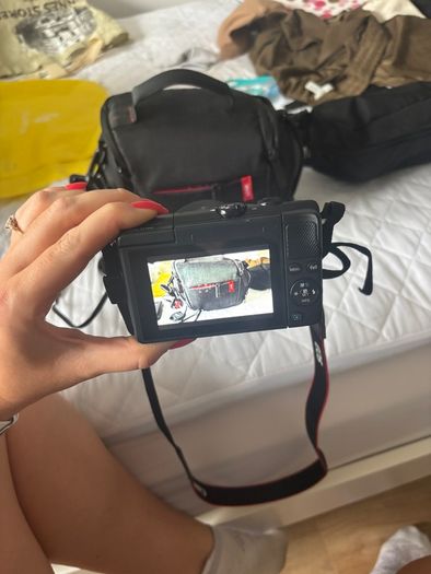Canon Eos M100, bag and tripod