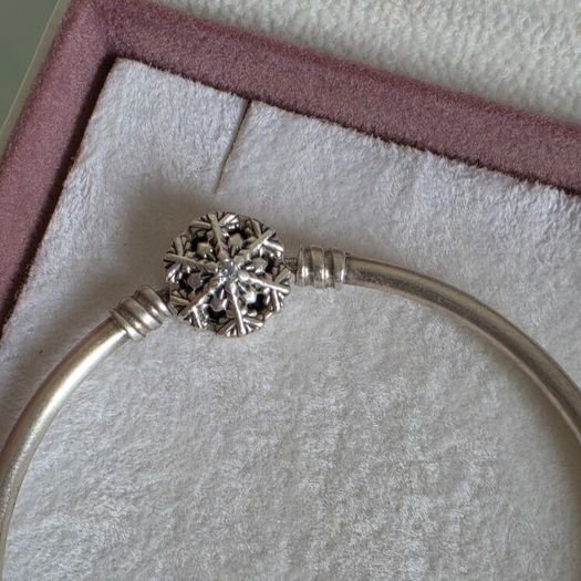 Pandora moments bangle sparkly snowflake claps in good condition small size