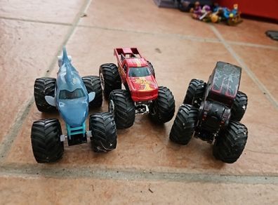 Hot Wheels x 3