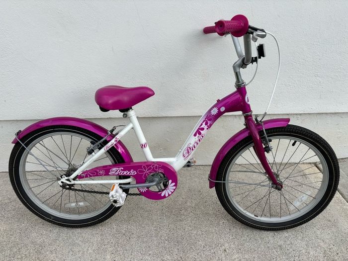 Girls 20 Inch Bike. Age 6-8.