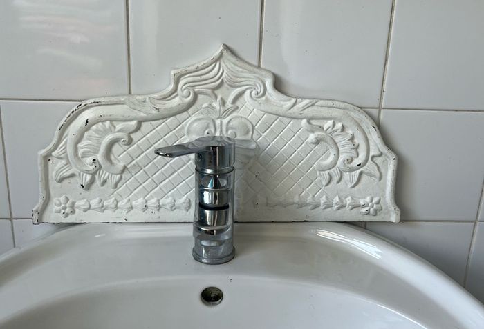 Cast metal plate/splasback