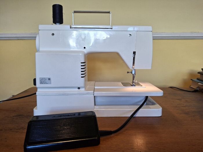 Singer Sewing Machine 8209