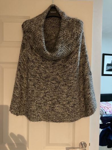 Knitted cape Linea