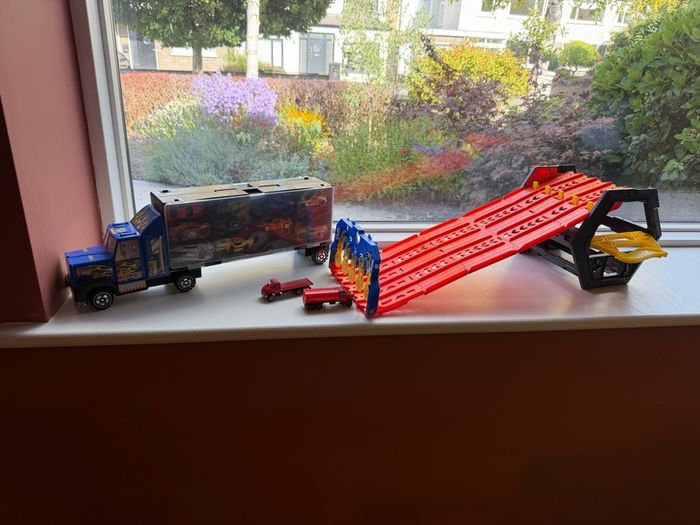 Hot Wheels Racetrack and Lorry with cars