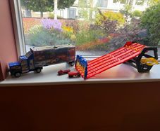 Hot Wheels Racetrack and Lorry with cars