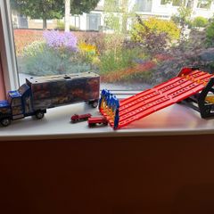 Hot Wheels Racetrack and Lorry with cars