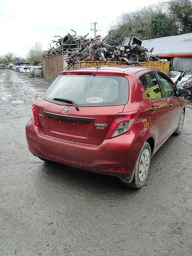 Breaking Toyota Yaris 2013 petrol